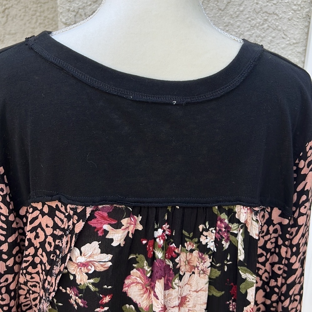 💚Umgee Black Boho Top with Leopard Sleeve Floral Back Women's Size L - Picture 6 of 10
